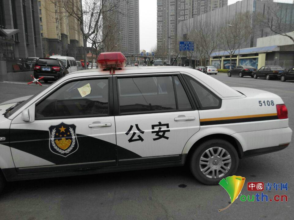舆情:南京警车集体违停被贴罚单 商务部司长王沈阳被调查
