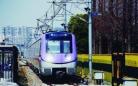 南京地铁四号线首列车亮相 车身主色调为紫色