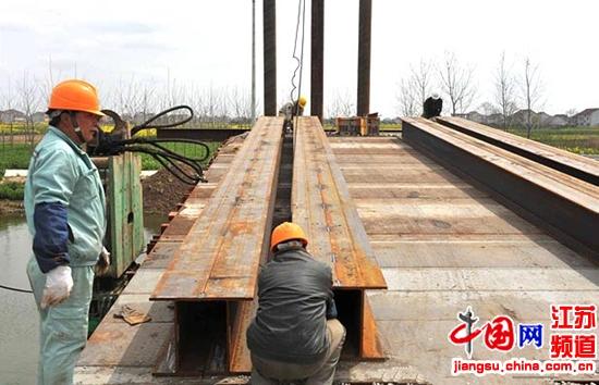 宁启铁路启东段首座施工便桥建成