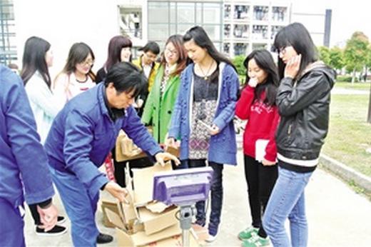 吴江：苏信学院积极倡导垃圾分类 以物换物车开进大学校园