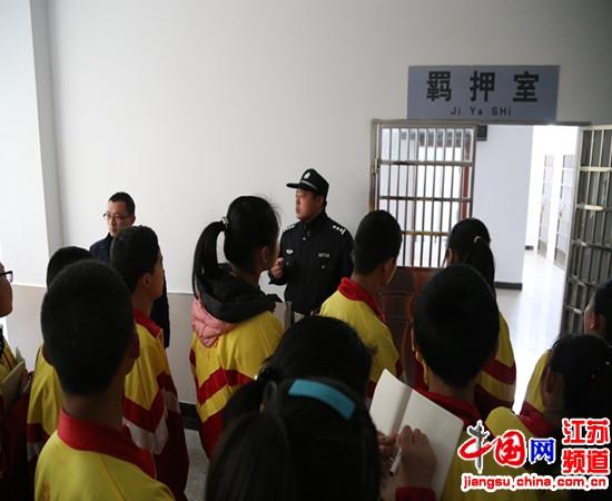 60名中学生走进淮阴法院旁听庭审