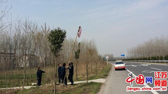 淮阴区公路站集中清理公路非标