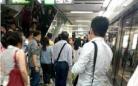 深圳地铁因有人晕倒引发部分乘客奔跑踩踏