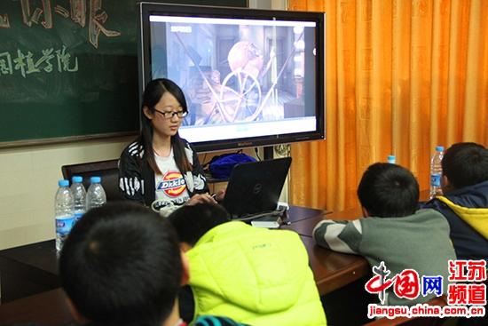 扬州大学90后大学生为盲人讲电影 - 本网专稿