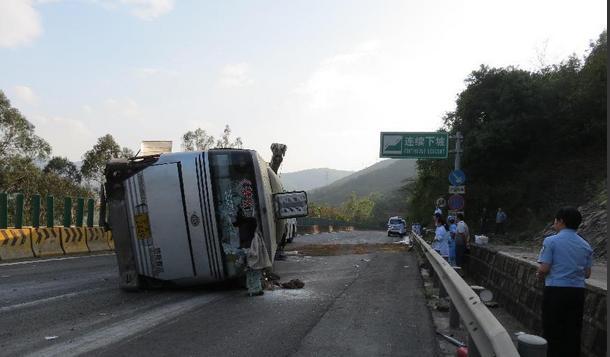 云南昆磨高速公路客车侧翻 导致26人受伤