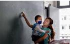 湖南：高中女教师抱患白血病儿子上课（图）