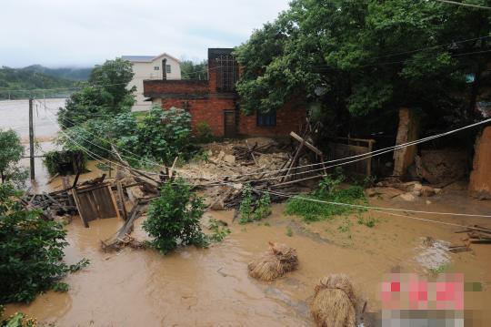 福建长汀遭大暴雨袭击 专业供电抢修队员投入抗洪抢险