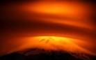 智利火山喷发染红伞状云 美不胜收的场景