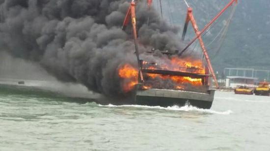香港屯门一渔船突然起火 大火蔓延船陷火海