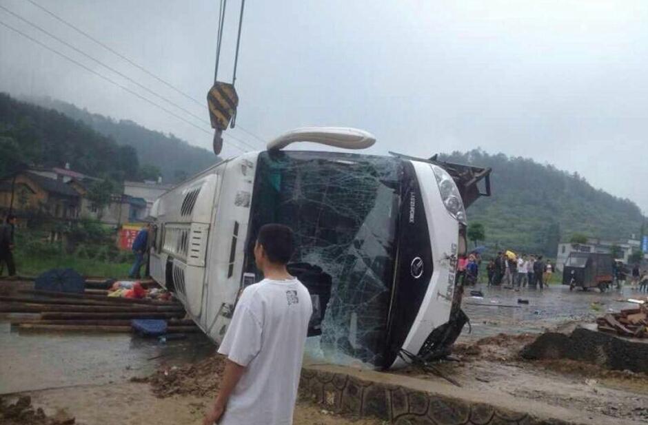 湖南一载50余名乘客大巴侧翻 致6人死现场惨烈 