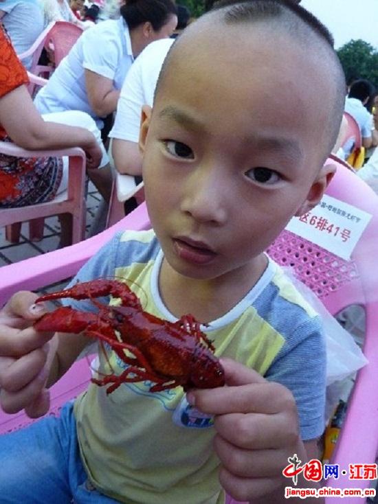 三十吨小龙虾“大闹”万人龙虾宴
