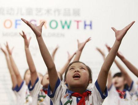 流动儿童上学难:非京籍儿童北京念书需办28个