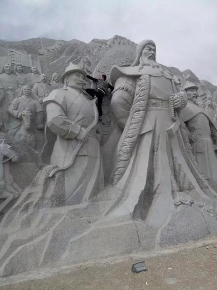 青海一景区蒙古族英雄巨型雕像遭游客踏坐