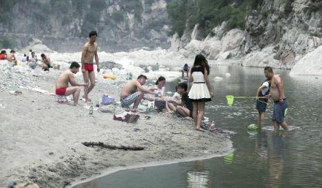 西安水源地游客不顾禁令游泳泡澡洗鞋烧烤