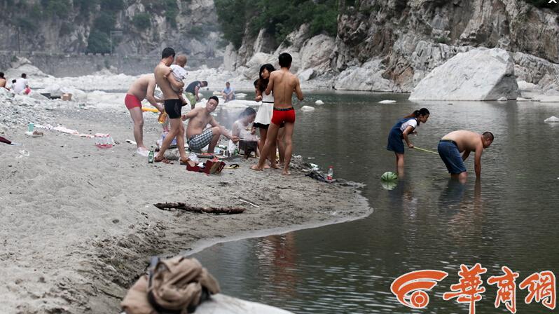 西安水源地游客不顾禁令游泳泡澡洗鞋烧烤