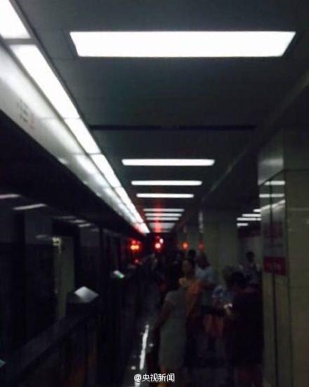 天津地铁因故障停在隧道 消防员扒车门输送氧气