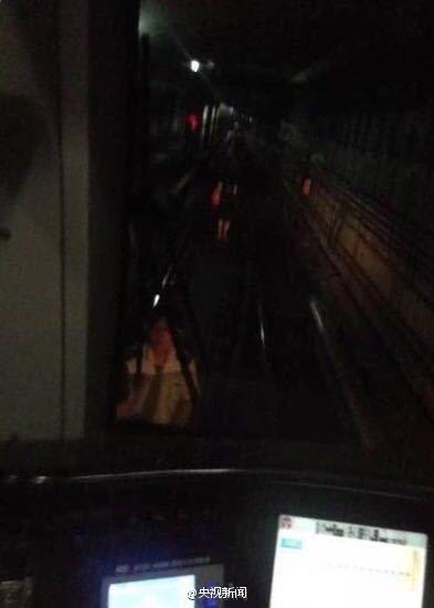 天津地铁因故障停在隧道 消防员扒车门输送氧气