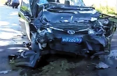 北京一轿车逆行撞公交 轿车车头撞碎致3死20伤(图)