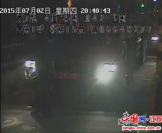 吴江:胆大司机遮挡车牌 冲关逃费被截获