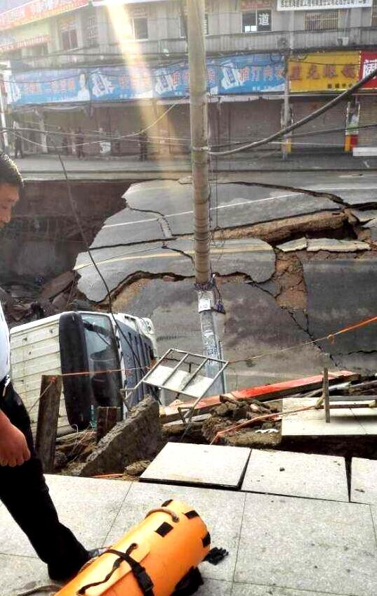 定远县中心发生塌方马路惊现300平方米天坑 槽罐车险被活埋