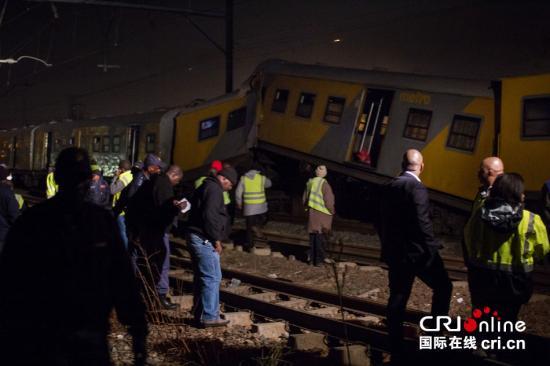 南非两列火车相撞 至少150人受伤(组图)_滚动