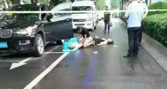 一男子在连云港市公安局门口宝马中喝农药自杀