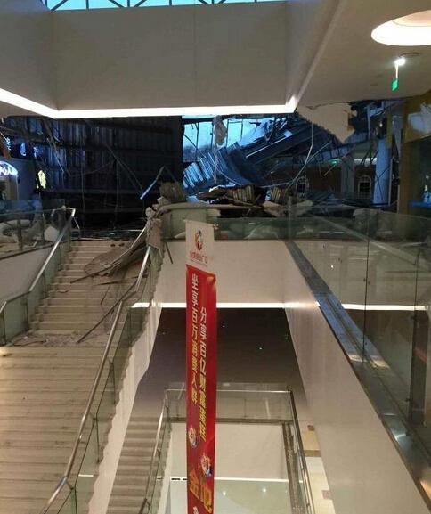 江苏淮安市一商场开业仅1年楼顶坍塌
