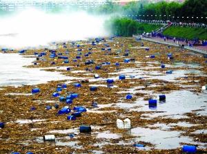 苏州一化工厂露天堆放原料 污染严重屡查屡犯