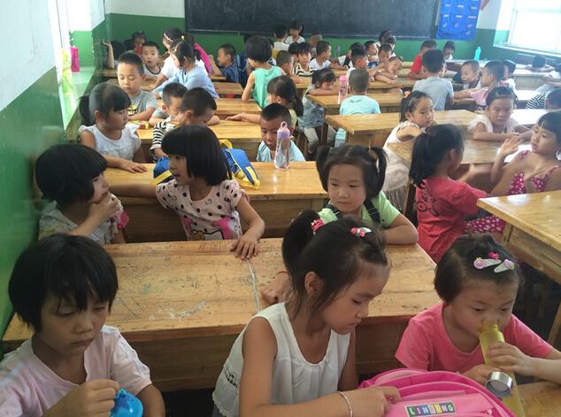 陕西小学课桌人满为患:三人挤一张课桌 每班学生近百名