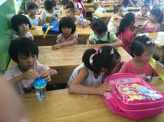 陕西小学课桌人满为患:三人挤一张课桌 每班学生近百名