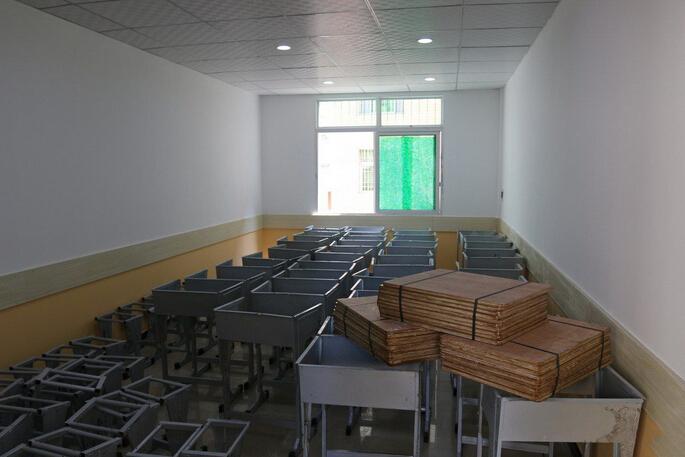 四川一小学教室被外租开宾馆 300名学生操场看书无教室上课