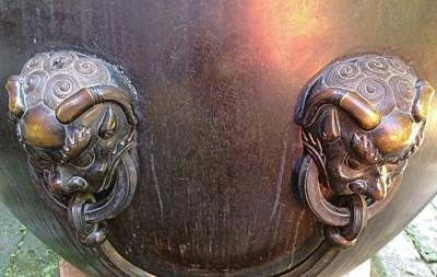 游客在300年历史铜缸上刻字 故宫称将视情况报案