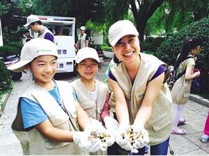 吴江区蓝天环保志愿者协会开展“净园行动”
