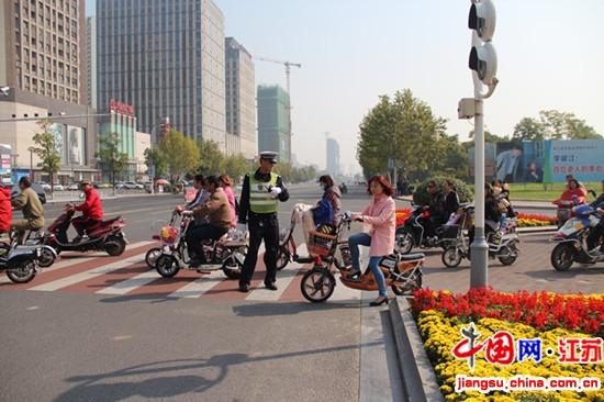 淮安市公安局交警三大队多措并举整治非机动车通行秩序
