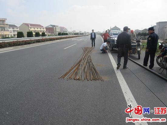 启东路政:清理路面钢材 保证正常通行