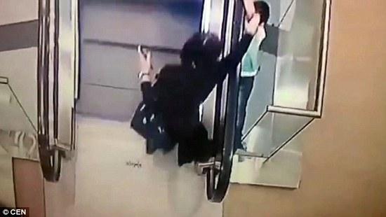 熊孩子系列:5岁女童在电梯旁玩耍被扶手带卷走