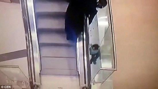 熊孩子系列:5岁女童在电梯旁玩耍被扶手带卷走 摔下两层楼