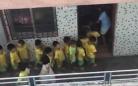 广州一托儿所幼师用竹棍抽打幼童 孩子排队挨打只因不睡觉