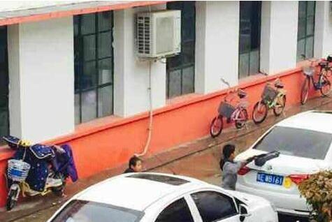 陕西渭南五里铺小学 学生雨天给校长洗车