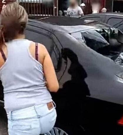 孕妇发现丈夫与情人在一起  怒砸丈夫的汽车（组图）