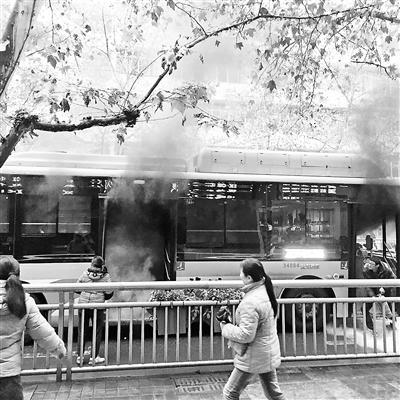 女子公交车上纵火 因起火位置在车厢中段乘客只能跳窗逃生