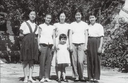 刘少奇在莫斯科同刘允斌(右一),刘爱琴(左一)及朱德的女儿朱敏(右二)