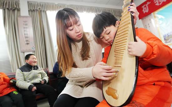淮北文化志愿者艺术义教进社区 提升孩子文化