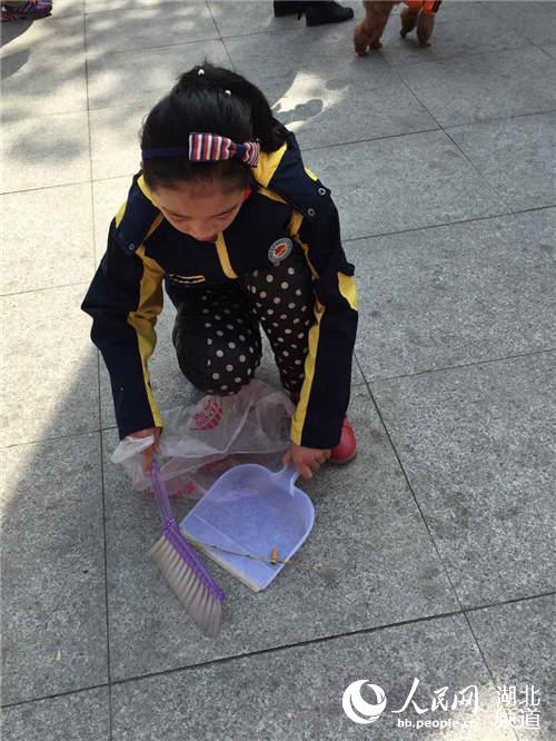 武汉小学生走上街头清理垃圾