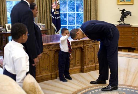 小女孩得知奥巴马要卸任 感觉天都塌了(图)