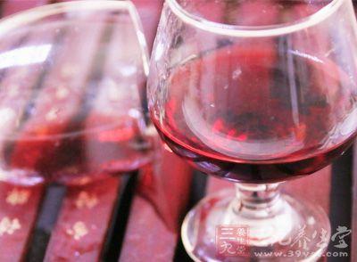 红酒兑雪碧 这样喝红酒很伤胃 - 养生保健 - 中国