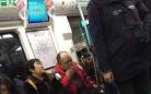 北京：男子在地铁“没完没了”抽烟