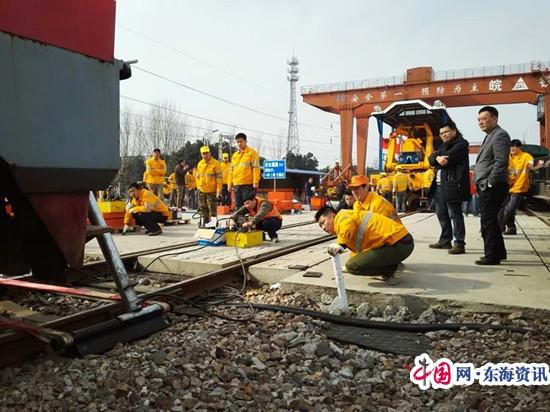 上海工务大修段组织开展轨道车焊轨车脱轨起复演练