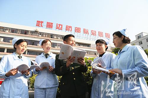 边防总医院:赠书祝福白衣天使三八节快乐