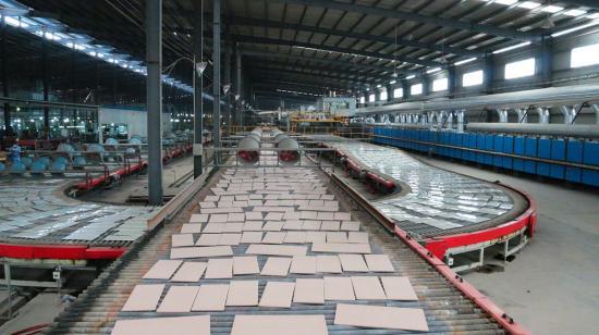 鼎泰丰实业拥有江西规模最大的单条建筑陶瓷生产线. 王成前 摄